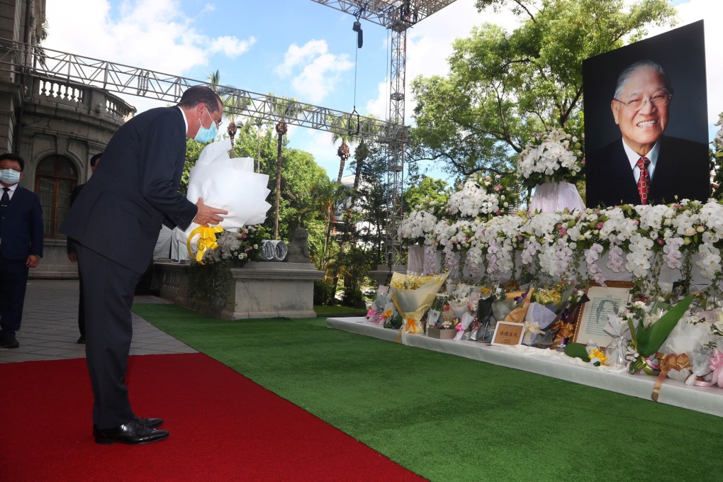 US Secretary of Health and Human Services Alex Azar pays his respects to the late former Taiwanese president Lee Teng-hui at a memorial set up at the Taipei Guest House in Taipei on Wednesday. Photo: Reuters
