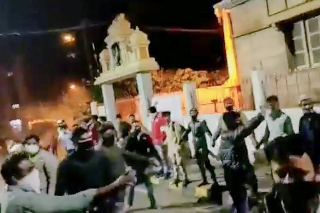 Muslims created a human chain to guard a temple in Bengaluru. Photo: Twitter