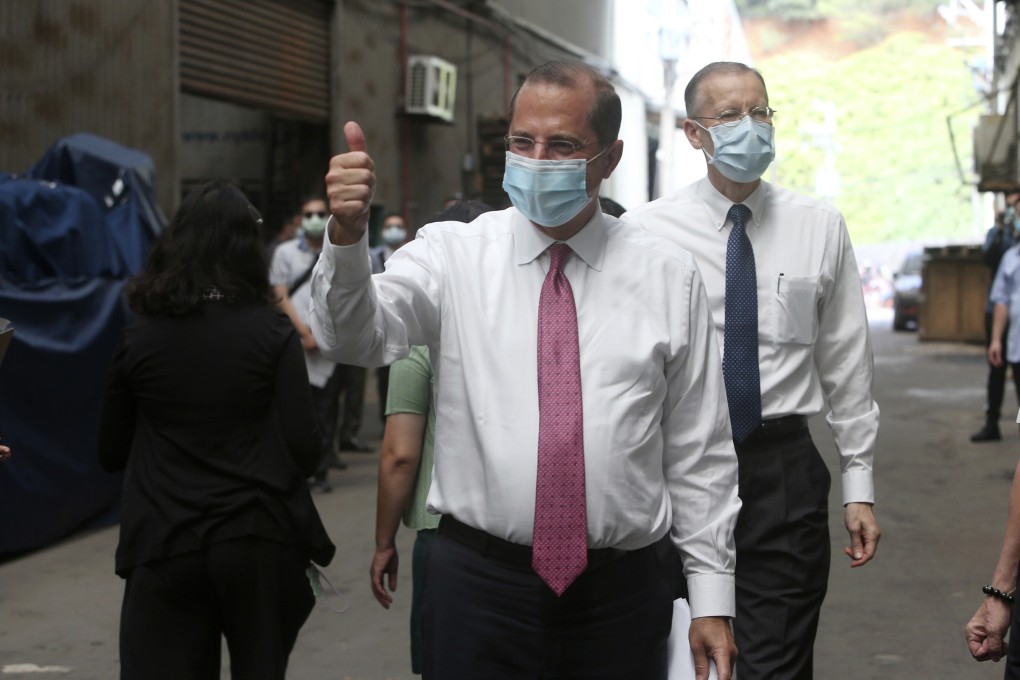 U.S. Health and Human Services Secretary Alex Azar thumbs up as he visits a mask factory with Director of the American Institute in Taiwan. Photo: AP