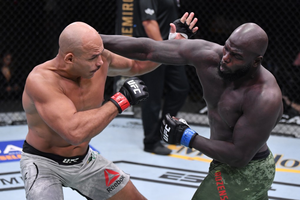 Jairzinho Rozenstruik punches Junior dos Santos in their heavyweight bout during UFC 252 UFC Apex on August 15, 2020 in Las Vegas, Nevada. Photos: Jeff Bottari/Zuffa LLC