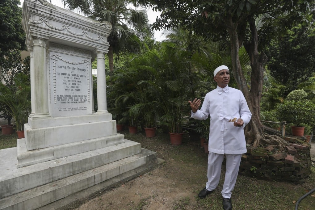 Zoroastrian priest Homyar Nasirabadwala next to Hormusjee Naorojee Mody’s tomb in Happy Valley’s Parsee Cemetery. Photo: Xiaomei Chen