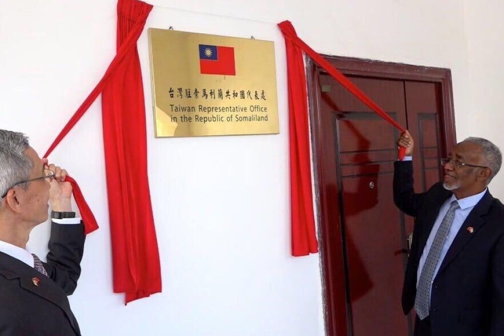 Taiwanese Representative Lou Chen-hua, left, and Somaliland's foreign minister Yasin Hagi Mohamoud jointly open Taiwan's representative office in Hargeisa, capital of Somaliland, on August 17, 2020. Foreign ministers from both countries signed an agreementfor technical cooperation between the two countries through a video link-up. Somaliland is a self-declared republic, but many countries still see it as part of Somalia. Photo: Handout
