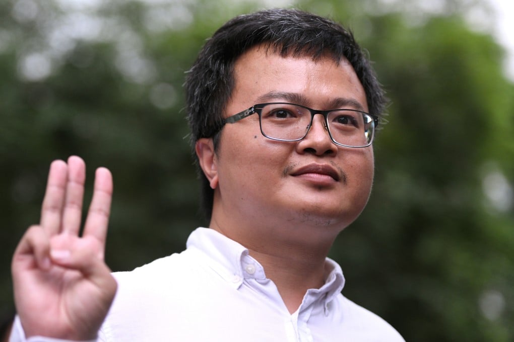 Anon Nampa flashes a three-fingered salute after being granted a bail in Bangkok on August 8, 2020. Photo: Reuters