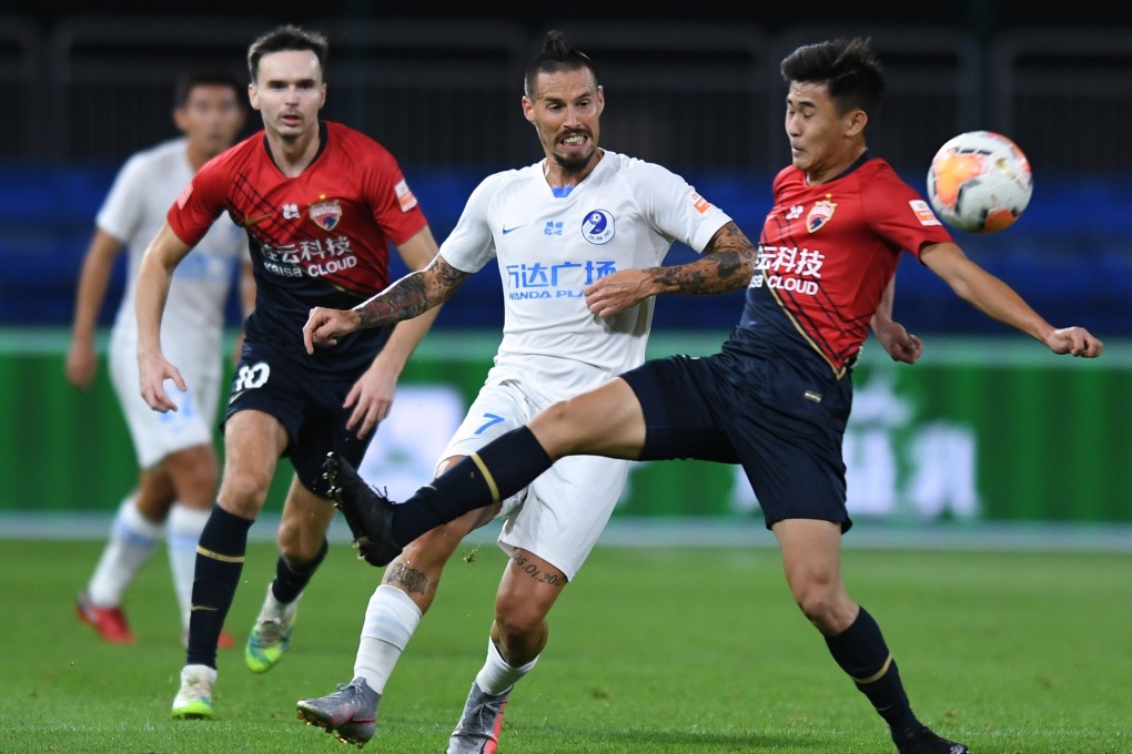 Marek Hamsik (centre) of Dalian Pro drives forward in the loss to Shenzhen FC. Also pictured is Hong Kong player Tsun Dai. Photo: Xinhua