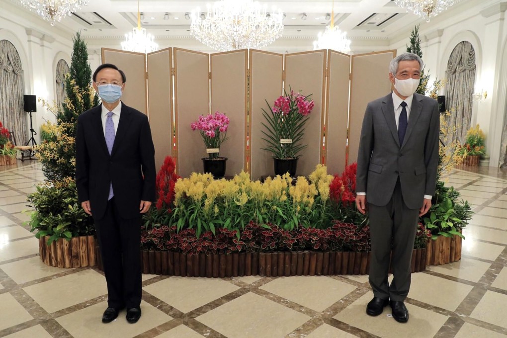 Chinese diplomat Yang Jiechi (left) and Singaporean Prime Minister Lee Hsien Loong meet in the city state on Thursday. Photo: Handout