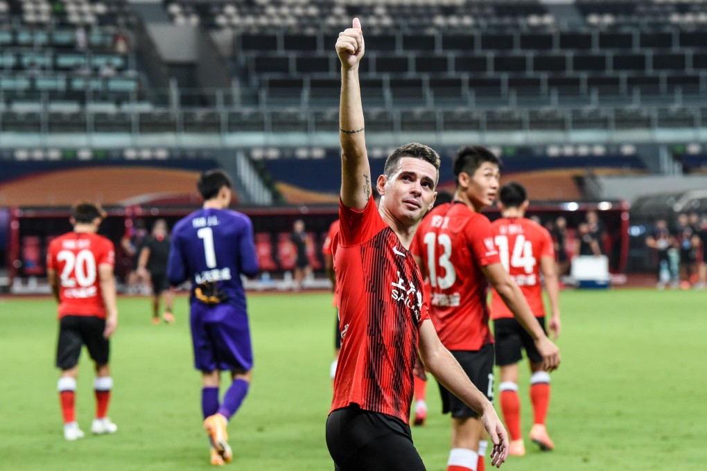 Oscar of Shanghai SIPG gestures to the fans after his goal helped beat Beijing Guoan in the Chinese Super League. Photo: Xinhua