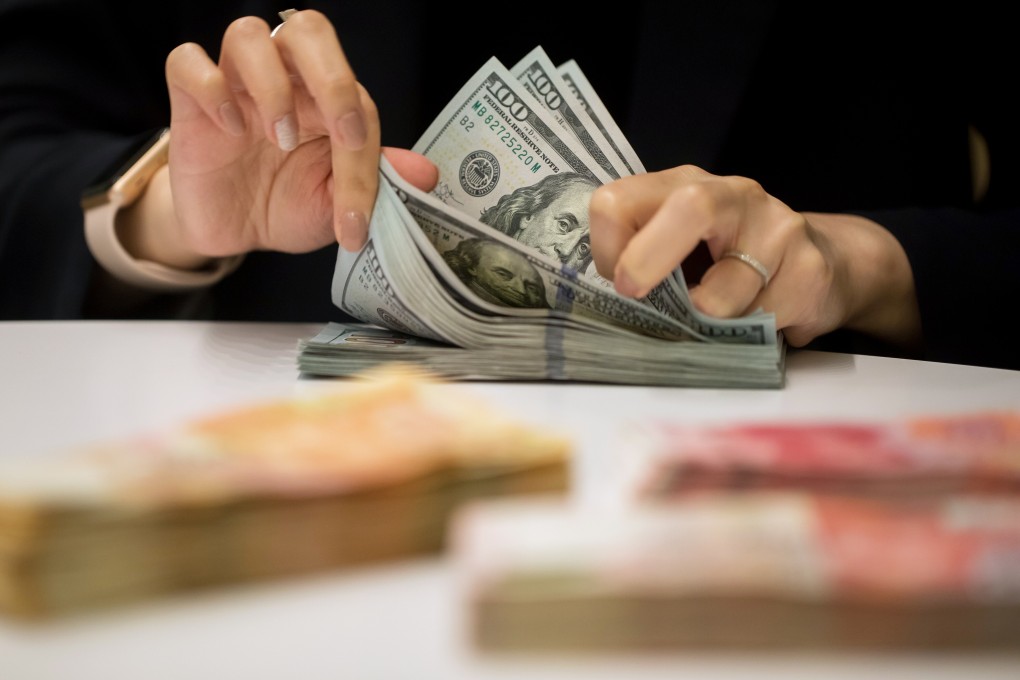 An employee counts US$100 banknotes at the Hang Seng Bank headquarters in Hong Kong, on Tuesday, April 16, 2019. Photo: Bloomberg