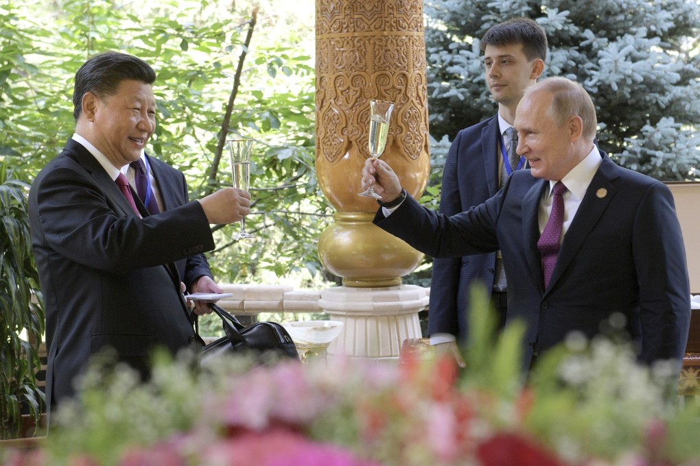 Russian President Vladimir Putin (right) and Chinese President Xi Jinping raise a toast prior to the Conference on Interaction and Confidence Building Measures in Asia in Dushanbe, Tajikistan, on June 14, 2019. Photo: AP