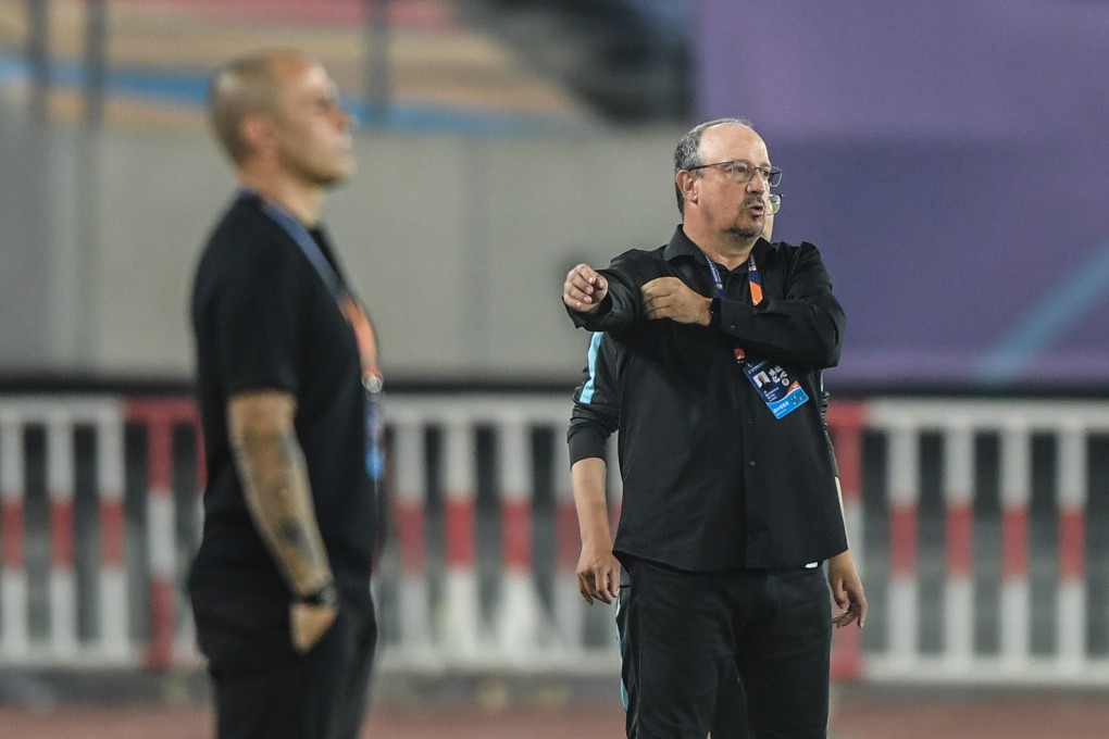 Dalian Pro’s Rafael Benitez gestures, while Guangzhou Evergrande coach Fabio Cannavaro looks on. Photo: Xinhua