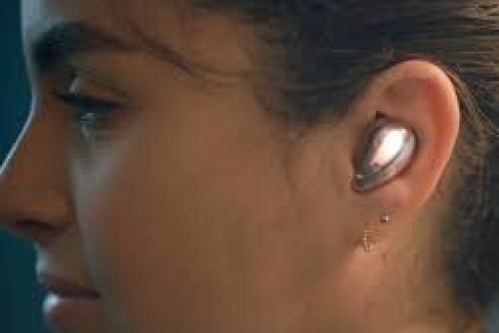 Samsung Galaxy Buds Live fit in your ear without any silicon or foam tip. The seal isn’t as tight as Air Pods, but the buds don’t fall out of your ear.