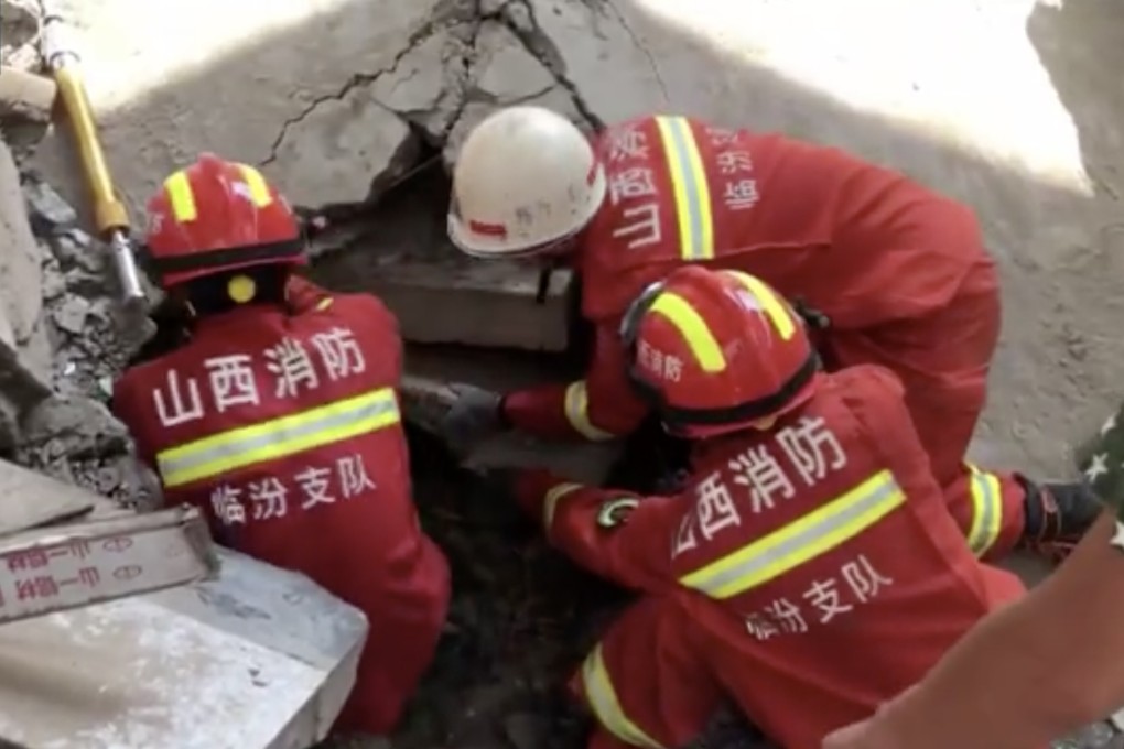 Hundreds of rescuers searched the rubble for survivors. Photo: Weibo