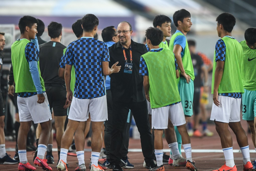 Dalian Pro head coach Rafael Benitez celebrates with his players after winning their Chinese Super League match against Shandong Luneng. Photo: Xinhua