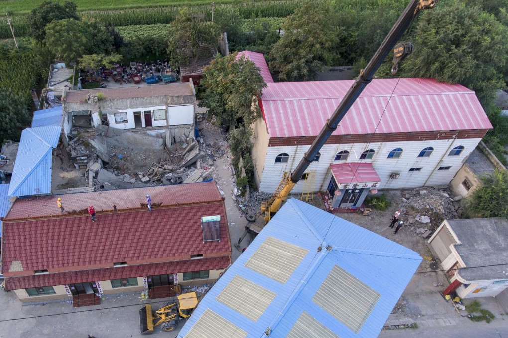 Rescuers comb through the rumble after a banquet hall collapses Xiangfen county, Shanxi province, on Saturday. Photo: Xinhua