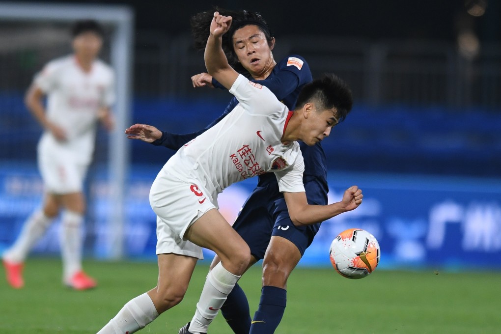 Dai Wai-tsun (in white) of Shenzhen breaks through during the Chinese Super League game against Guangzhou R&F in Liaoning. Photo: Xinhua