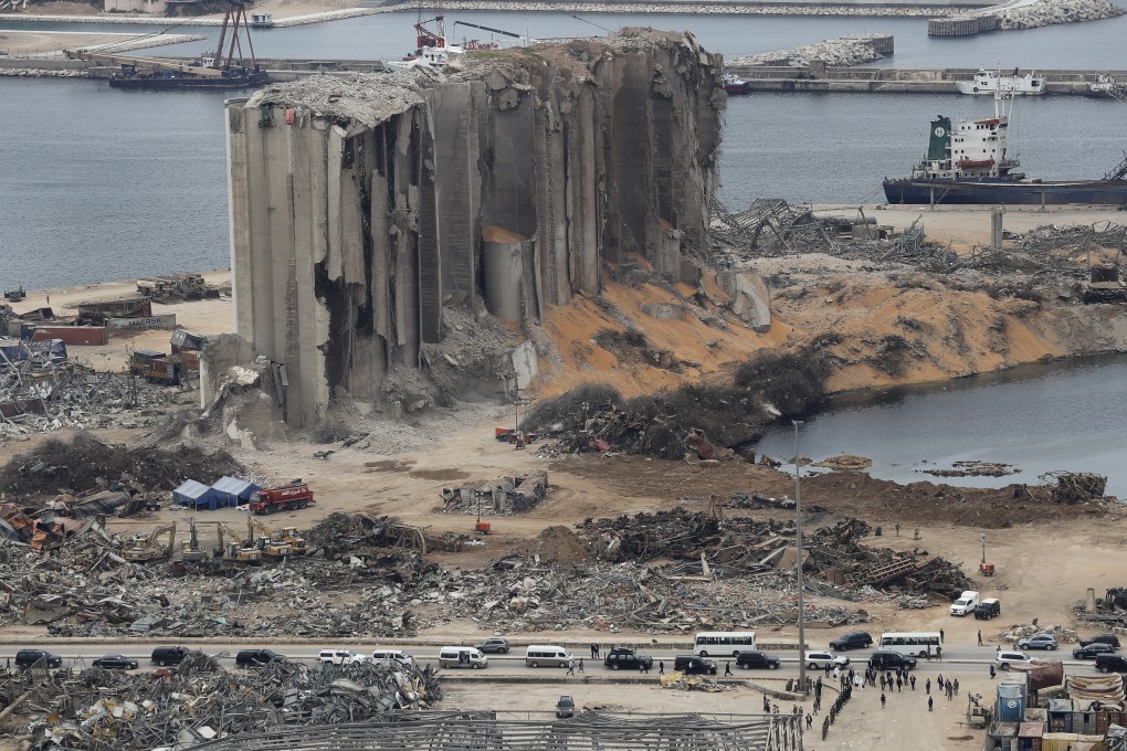 The convoy of French President Emmanuel Macron arrives at the site of the August 4 explosion. Photo: AP