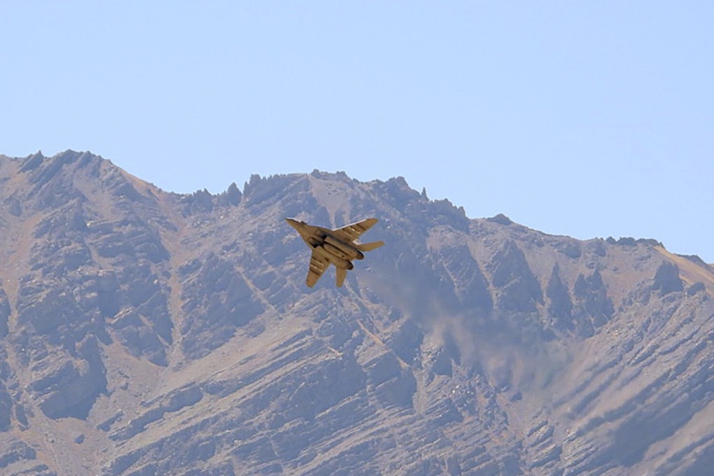 An Indian fighter plane flies over a mountain range in Leh in the Ladakh region bordering China. Photo: Reuters