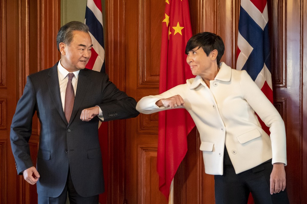 Norway’s Foreign Minister Ine Eriksen Soreide (right) and Chinese Foreign Minister Wang Yi greet each other with an elbow bump in Oslo on August 27. Photo: EPA-EFE