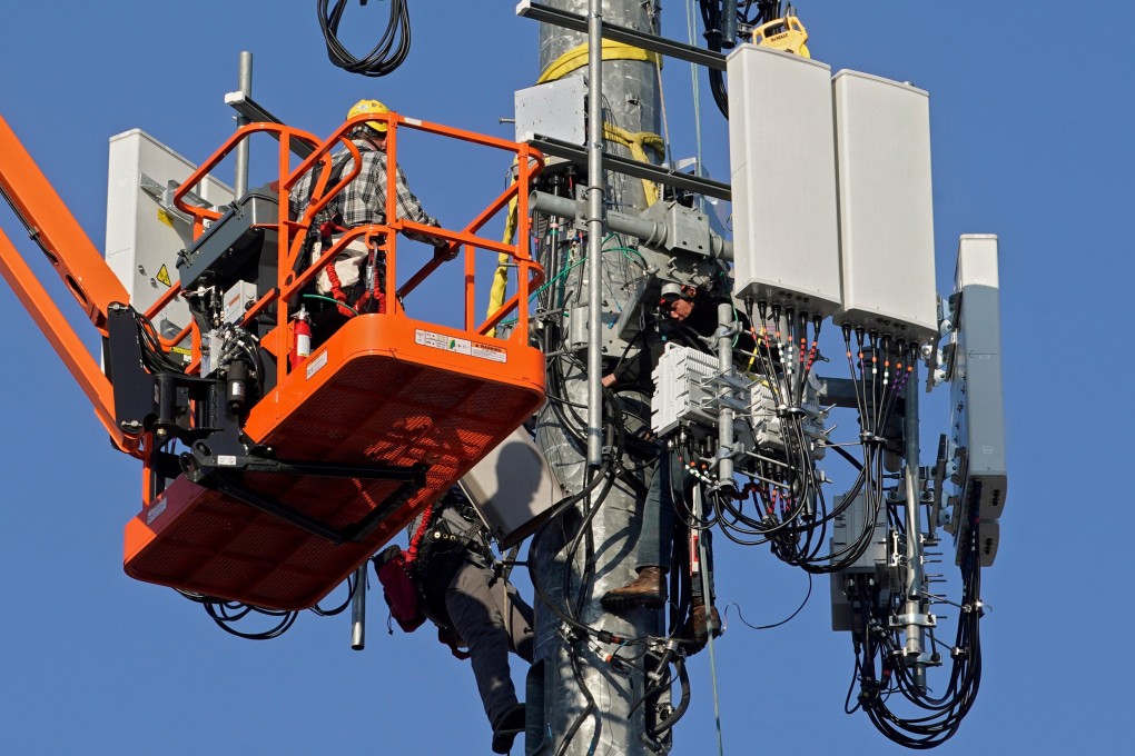A crew from Verizon Communications installs 5G mobile network equipment on a tower in Orem, Utah, on December 3, 2019. Photo: Reuters