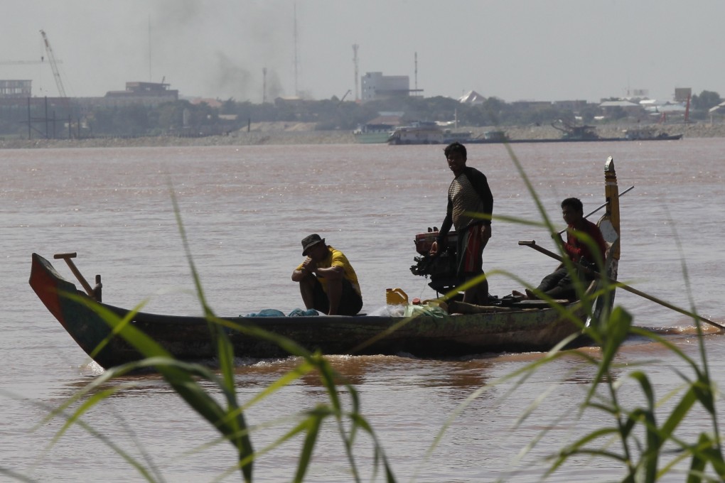 People travel along the Mekong River by boat in Phnom Penh, Cambodia. Photo: EPA