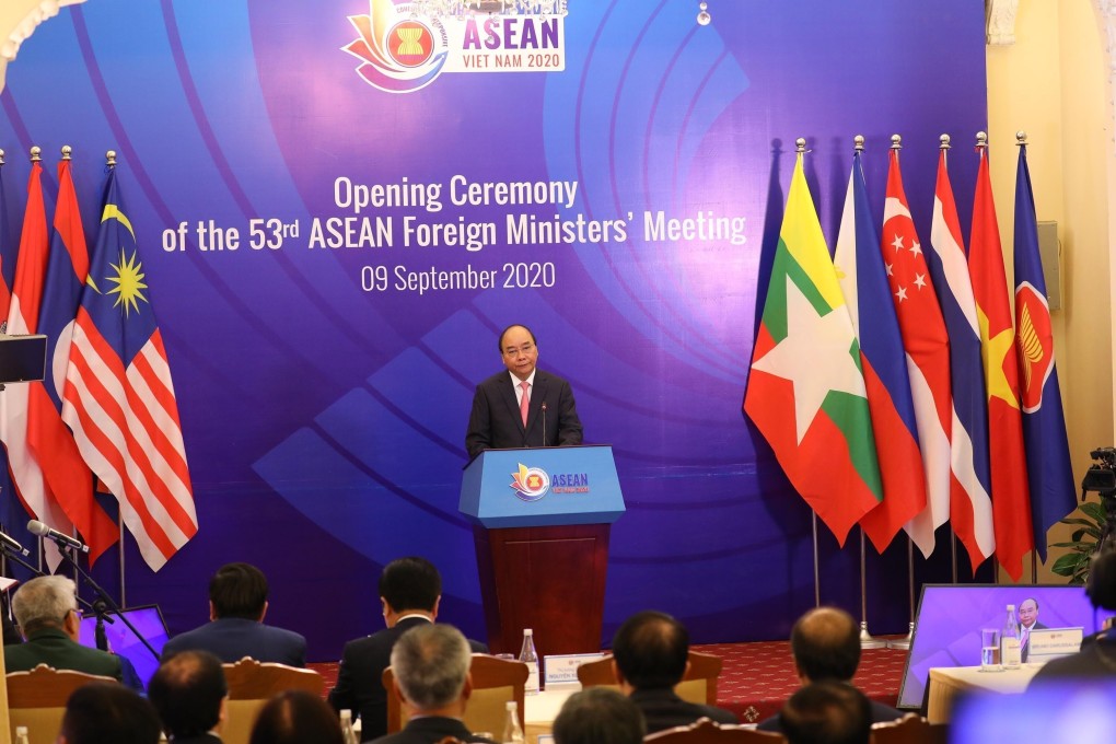 Vietnamese Prime Minister Nguyen Xuan Phuc delivers a speech at the opening ceremony of the Asean meeting in Hanoi on Wednesday. Photo: Xinhua