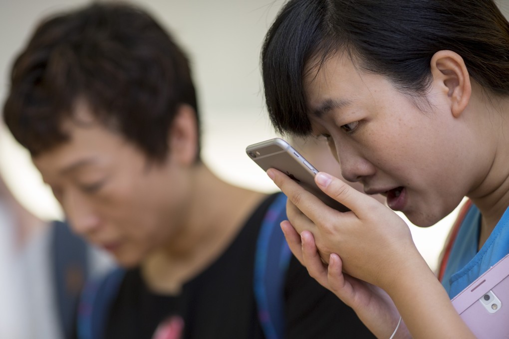 A customer tries the Siri voice recognition function on an iPhone 6 Plus at Apple’s shop in Causeway Bay, Hong Kong. Apple’s digital assistant has 20 times more facts in its iOS 14 new look. Photo: Bloomberg