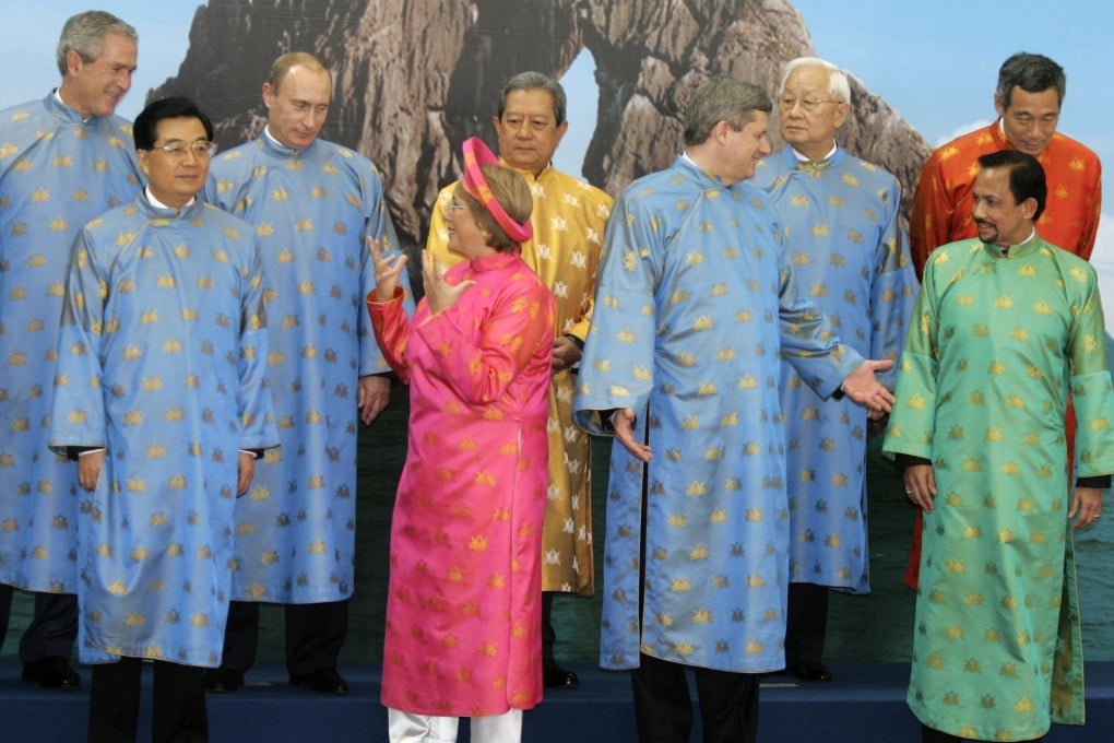 World leaders prepare for the obligatory ‘family photo’ at the Asia-Pacific Economic Cooperation summit, in Hanoi, in 2006. Photo: Reuters