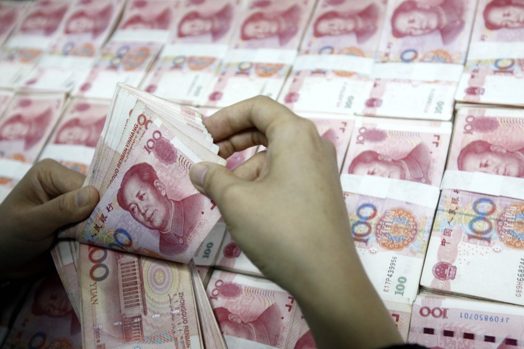 A Chinese clerk counts renminbi banknotes at a bank in Huaibei of Anhui province on 1 December 2015. Photo: Shutterstock