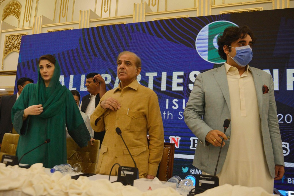 Pakistan opposition leaders Bilawal Bhutto Zardari, right, and former Pakistani premier Nawaz Sharif, centre, and his daughter Maryam Nawaz Sharif at the end of All Parties Conference (APC) in Islamabad on Sunday. Photo: AFP