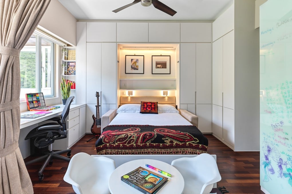 The room demonstrates its adaptability with Murphy beds and flexible design. Photography: John Butlin. Photo assistant: Timothy Tsang. Styling: Flavia Markovits