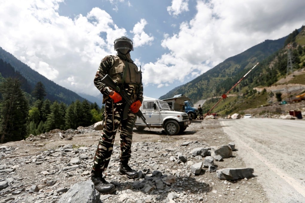 A member of the Indian Central Reserve Police Force stands guard at a checkpoint along a road leading to Ladakh, at Gagangeer in Kashmir's Ganderbal district on September 2. Photo: Reuters