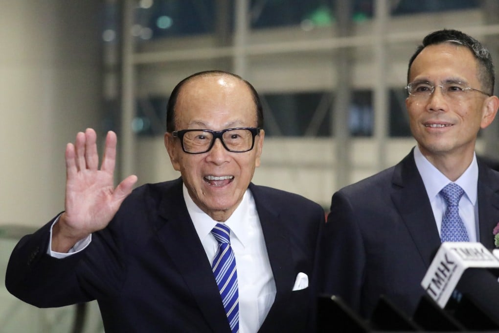 Li Ka-shing with his son Victor Li Tzar-kuoi, who runs CK Asset Holdings and CK Hutchison Holdings. Photo: Dickson Lee