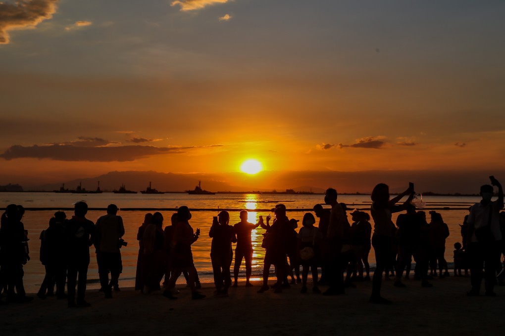People flock to the new beach in Manila Bay to take photos. Photo: Xinhua