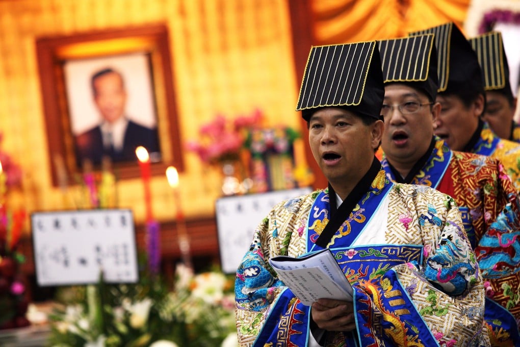 Taoist priests perform a unique ancient ritual for the funeral of Lo Keng-nin, former vice-chairman of religious charitable organisation Sik Sik Yuen, in Hong Kong on July 9, 2006. Photo: Martin Chan