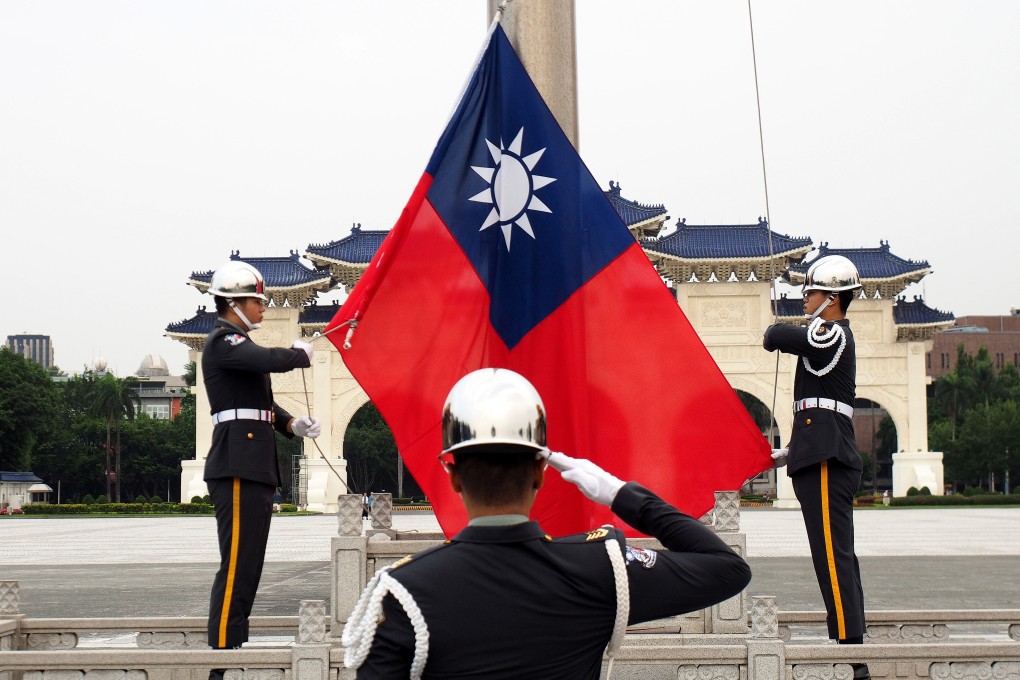 Taiwanese soldiers hoist the flag of Taiwan in Taipei. Photo: EPA-EFE
