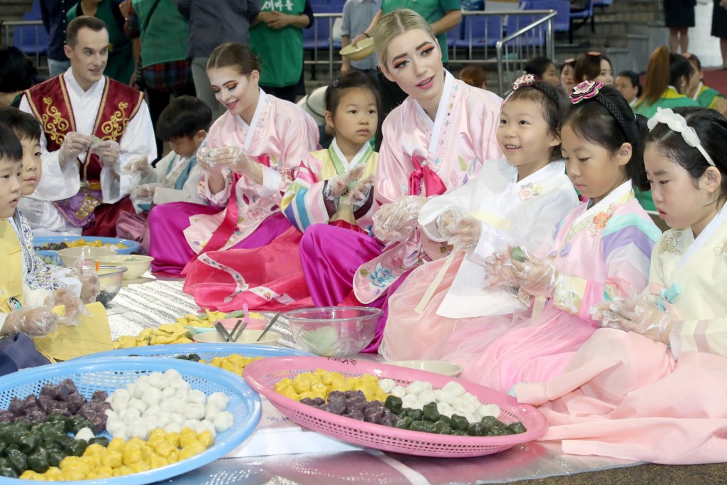 South Koreans make ‘songpyeon’, a half-moon shaped stuffed rice cake, ahead of Chuseok in Seoul last year. Photo: EPA