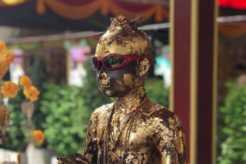 Believers pray to Ai Khai’s statue in the Wat Chedi temple. Photo: Facebook
