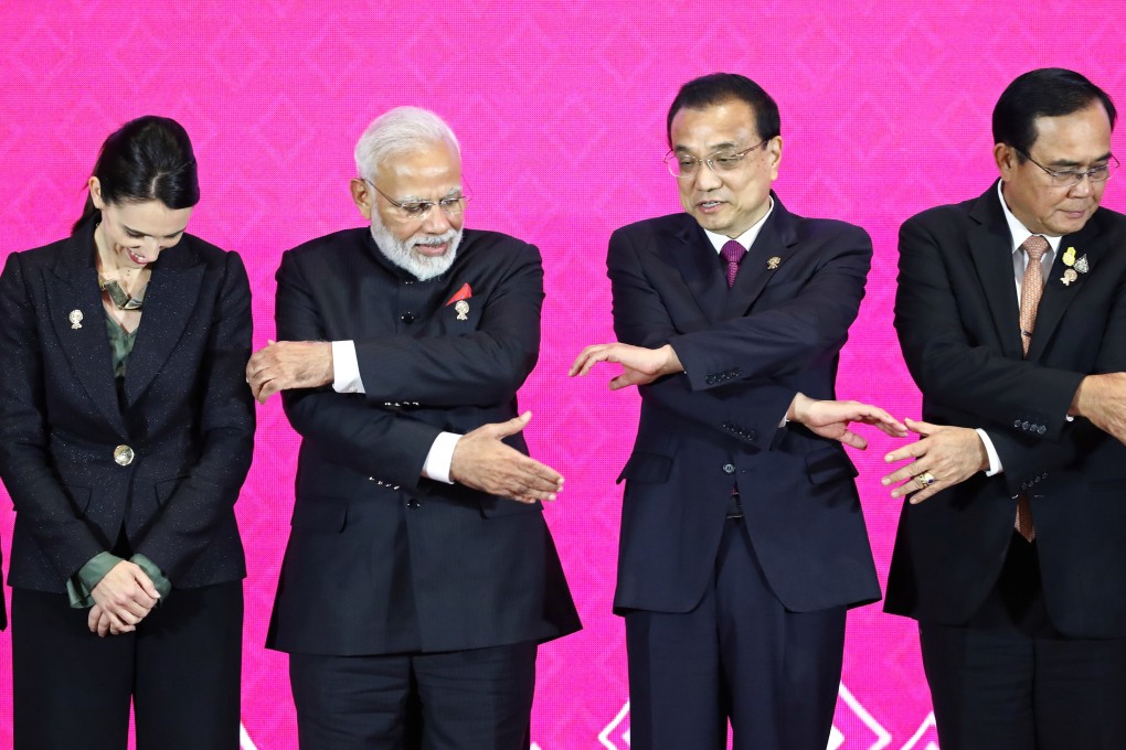 New Zealand’s Prime Minister Jacinda Ardern, India’s Prime Minister Narendra Modi, Chinese Premier Li Keqiang and Thai Prime Minister Prayuth Chan-ocha attempt to link hands at the third Regional Comprehensive Economic Partnership summit in Bangkok, Thailand, on November 4, 2019. Photo: Reuters