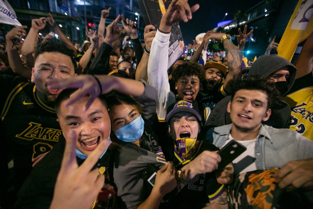 Few of these Los Angeles Lakers basketball fans celebrating their team’s NBA Finals win in Los Angeles are wearing masks. Experts say that wearing a mask outside is justified because there is still a risk of infection. The likelihood of catching the virus increases at events where people stand near each other and talk for long periods of time. Photo: Getty Images