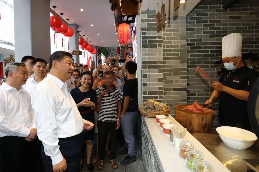 Chinese President Xi Jinping visits a food stall in Chaozhou on Monday. Photo: Xinhua
