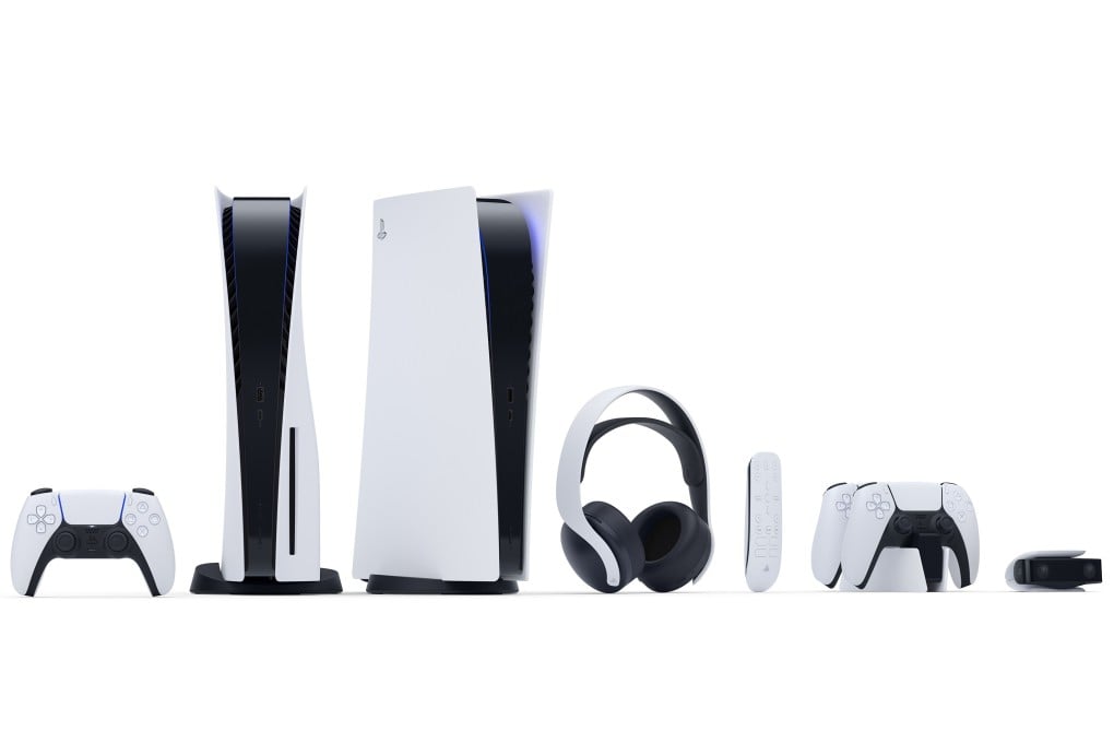 The PlayStation 5, pictured with a Blu-ray drive (console on the left) and without, together with a range of accessories. But should you buy one of those or the Xbox Series X/S instead? Photo: DPA