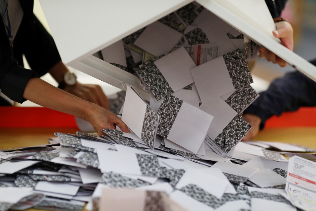 Officials open a ballot box at a polling station in Kowloon Tong, Hong Kong, on November 24, 2019. Photo: Reuters