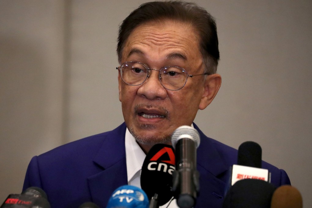 Malaysian opposition leader Anwar Ibrahim speaks to the media after meeting the king on October 13 over his claim to have enough parliamentary support to replace the current prime minister. Photo: Reuters