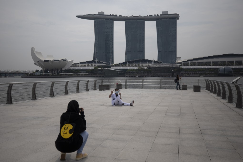 Tourists pose for photos at Merlion Park in Singapore. Photo: EPA-EFE