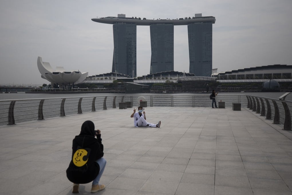 Tourists pose for photos at Merlion Park in Singapore. Photo: EPA-EFE