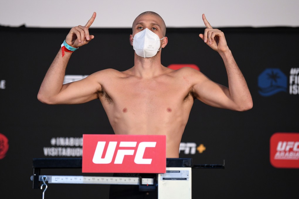 Brian Ortega poses on the scale during the UFC Fight Night weigh-in on October 16, 2020 on UFC Fight Island, Abu Dhabi, United Arab Emirates. Photo: Josh Hedges/Zuffa LLC