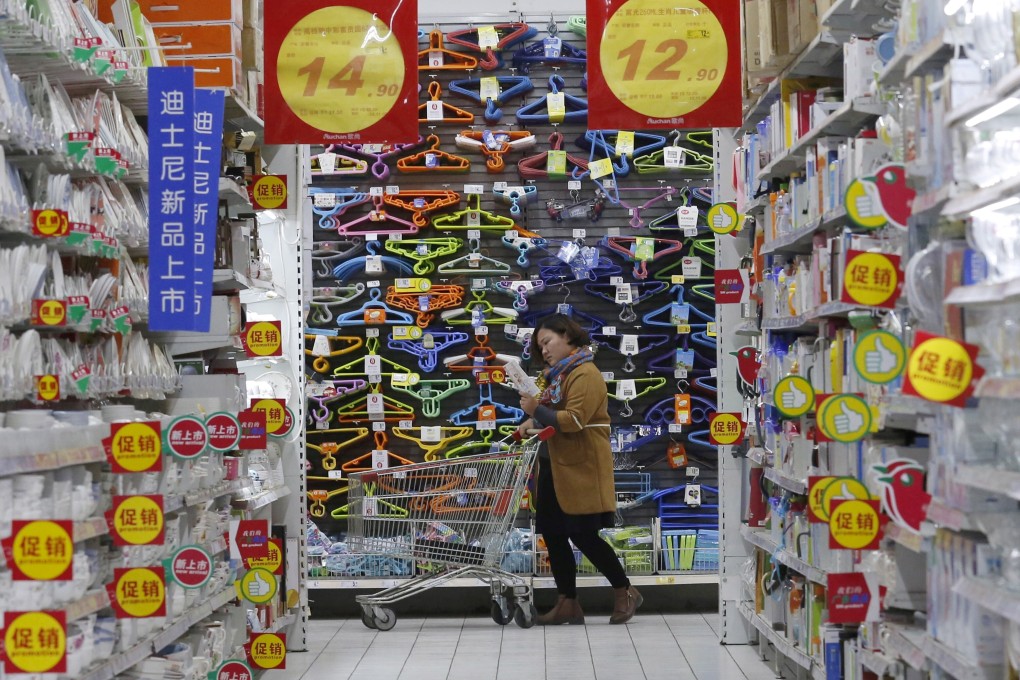 A customer pushes a shopping trolley at Sun Art Retail Group's Auchan hypermarket store in Beijing in November 2015. Photo: Reuters