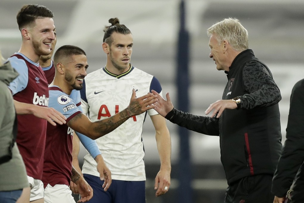 Tottenham's Gareth Bale (centre) looks on as West Ham's manager David Moyes shakes hands with goalscorer Manuel Lanzini at the end of the English Premier League draw. Photo: AP