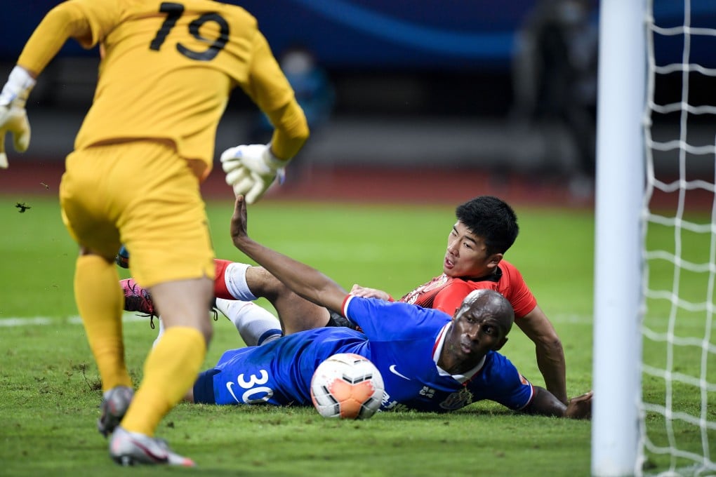 Shanghai Shenhua’s Stephane Mbia contests for the ball in his side’s 0-0 draw with city rivals SIPG in the Chinese Super League. Photo: Xinhua