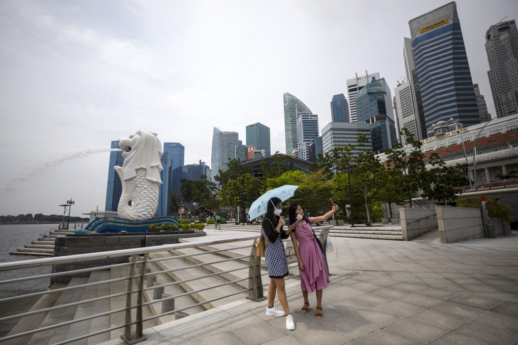 People take photos at Merlion Park in Singapore, on October 14. Photo: EPA-EFE