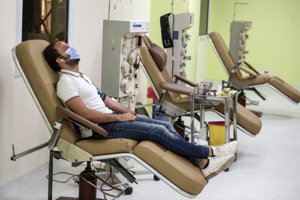 A patient who recovered from Covid-19 donates his blood plasma in Cairo, Egypt. Photo: EPA-EFE